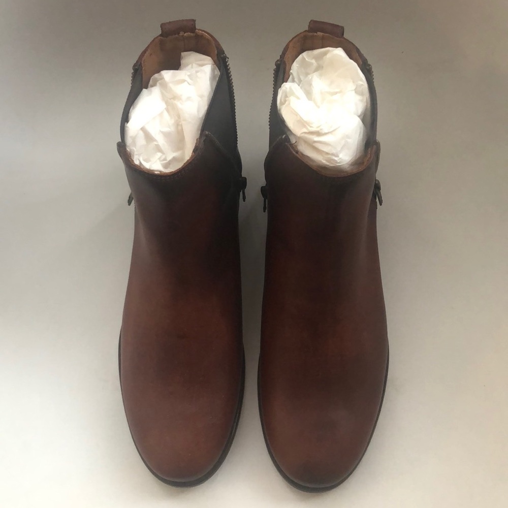 NIB $298 Frye Carly Chelsea Boot in Cognac! - Picture 3 of 11